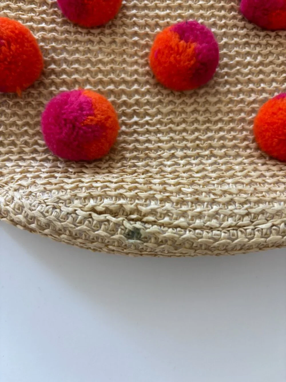 N/A woven pom